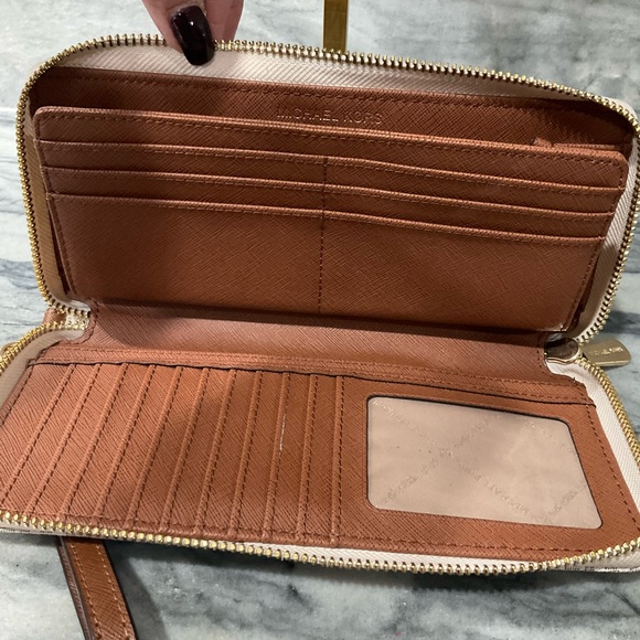 Michael Kora LIKE NEW Jet Set Travel Continental Wallet - Picture 9 of 12